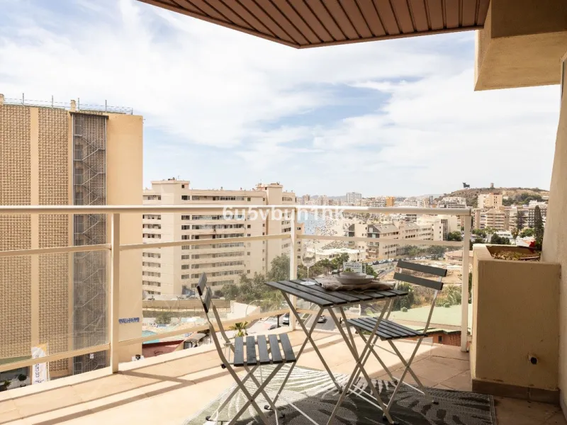 This charming one-bedroom apartment, in excellent condition and decorated in a modern style, is located in an unbeatable location, on the second line of the beach. From the interior and its spacious 23 m2 terrace, you will enjoy stunning panoramic sea vie