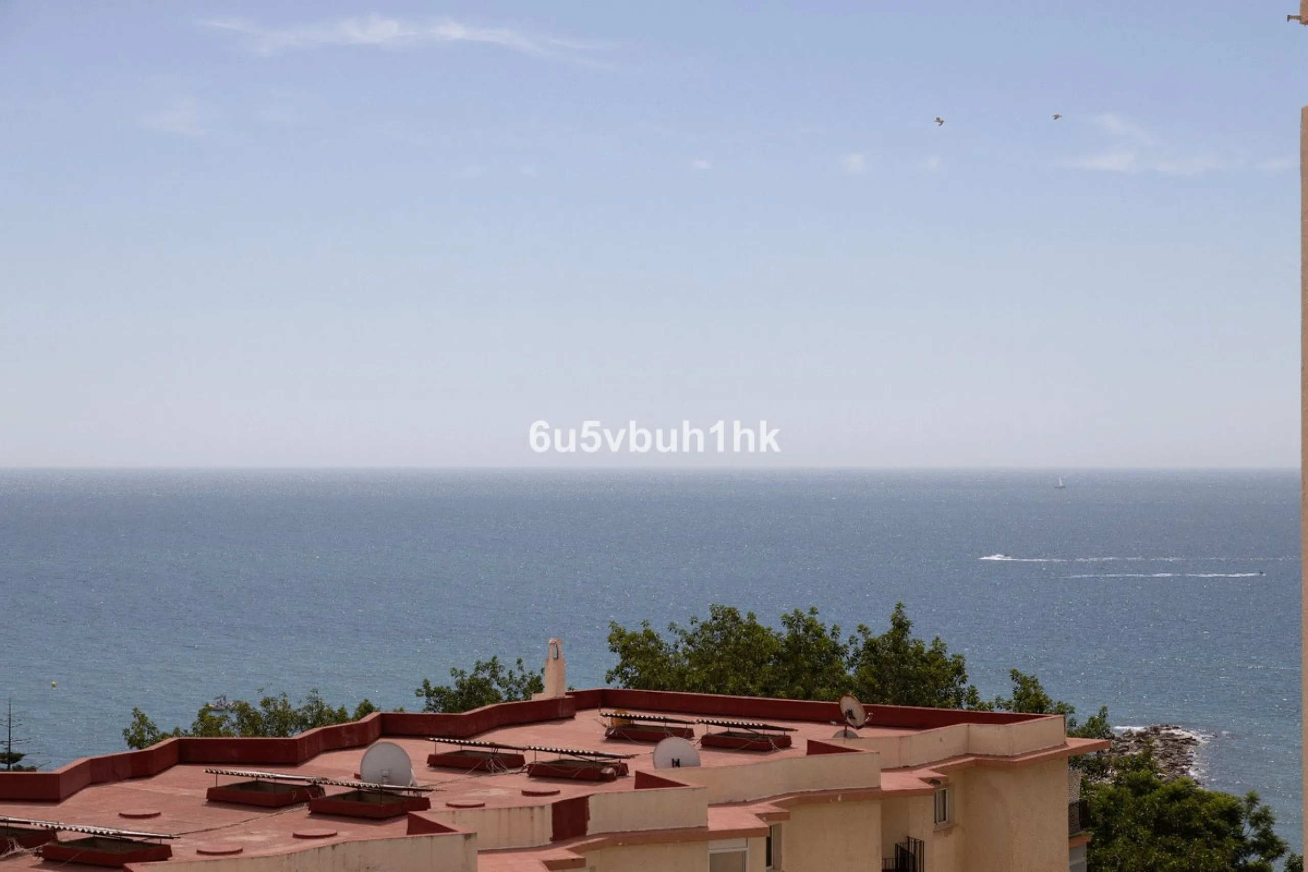 This charming one-bedroom apartment, in excellent condition and decorated in a modern style, is located in an unbeatable location, on the second line of the beach. From the interior and its spacious 23 m2 terrace, you will enjoy stunning panoramic sea vie