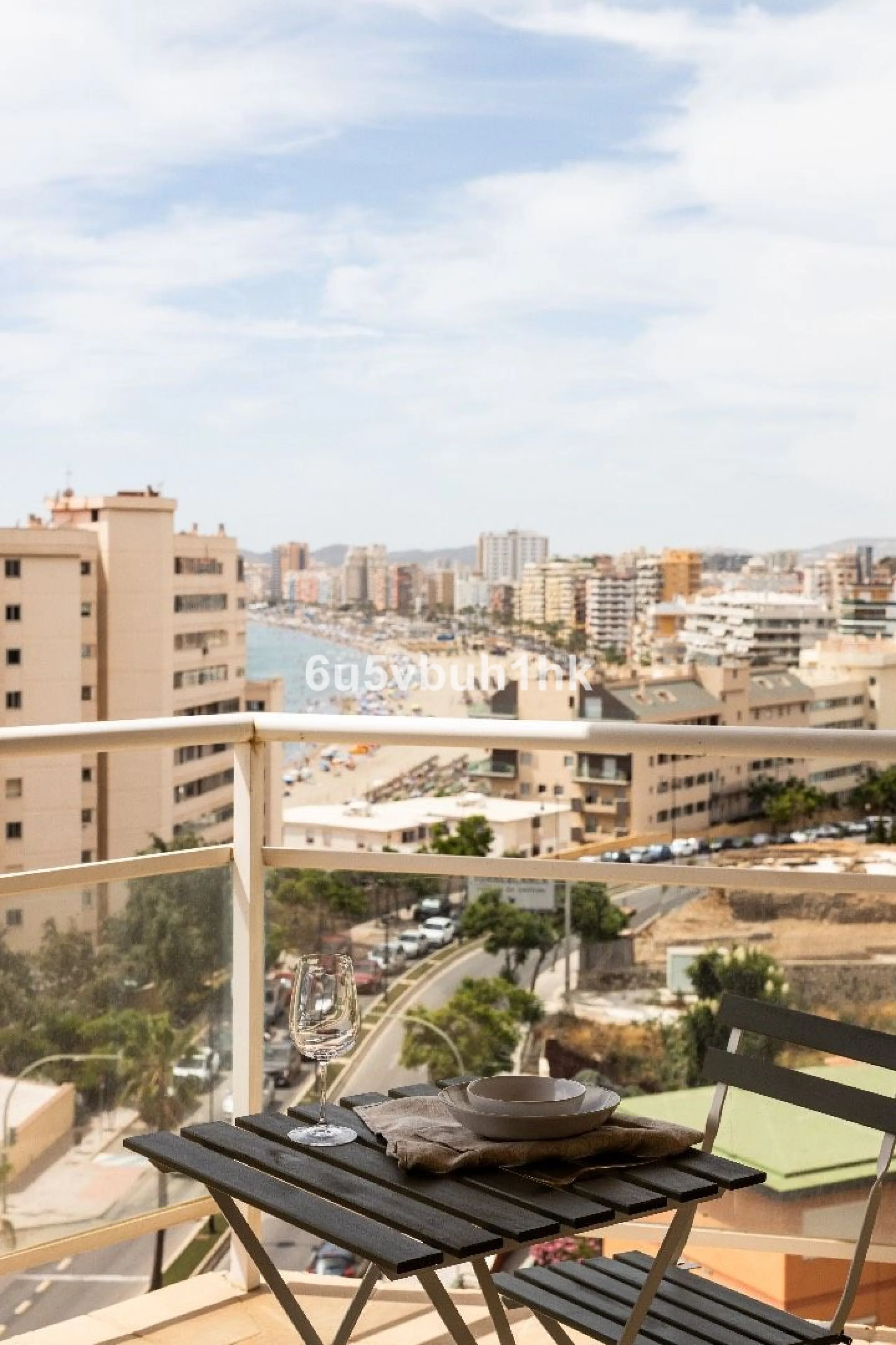 This charming one-bedroom apartment, in excellent condition and decorated in a modern style, is located in an unbeatable location, on the second line of the beach. From the interior and its spacious 23 m2 terrace, you will enjoy stunning panoramic sea vie
