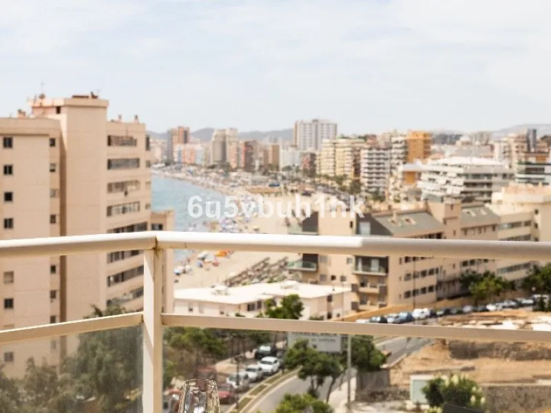 This charming one-bedroom apartment, in excellent condition and decorated in a modern style, is located in an unbeatable location, on the second line of the beach. From the interior and its spacious 23 m2 terrace, you will enjoy stunning panoramic sea vie