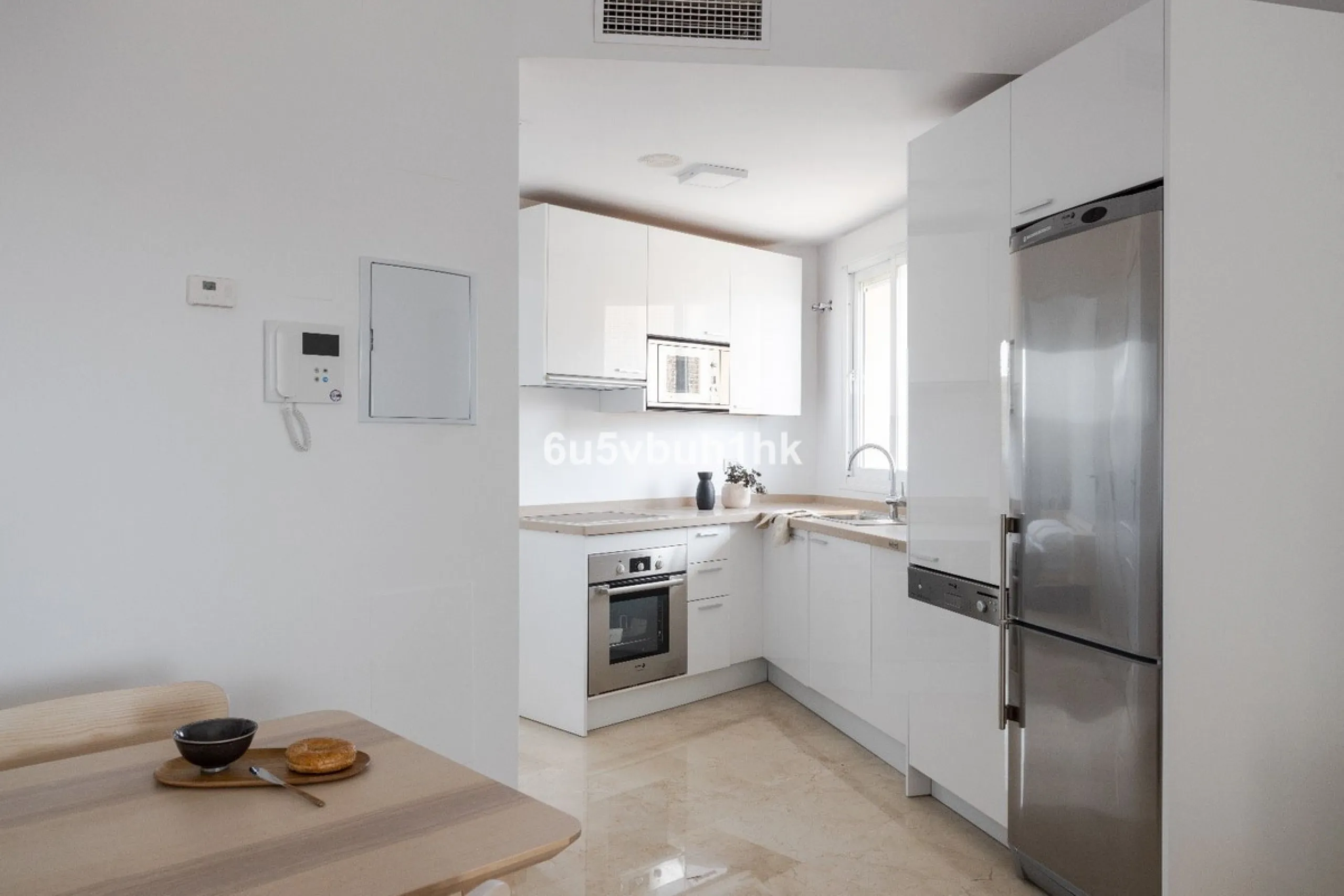 This charming one-bedroom apartment, in excellent condition and decorated in a modern style, is located in an unbeatable location, on the second line of the beach. From the interior and its spacious 23 m2 terrace, you will enjoy stunning panoramic sea vie