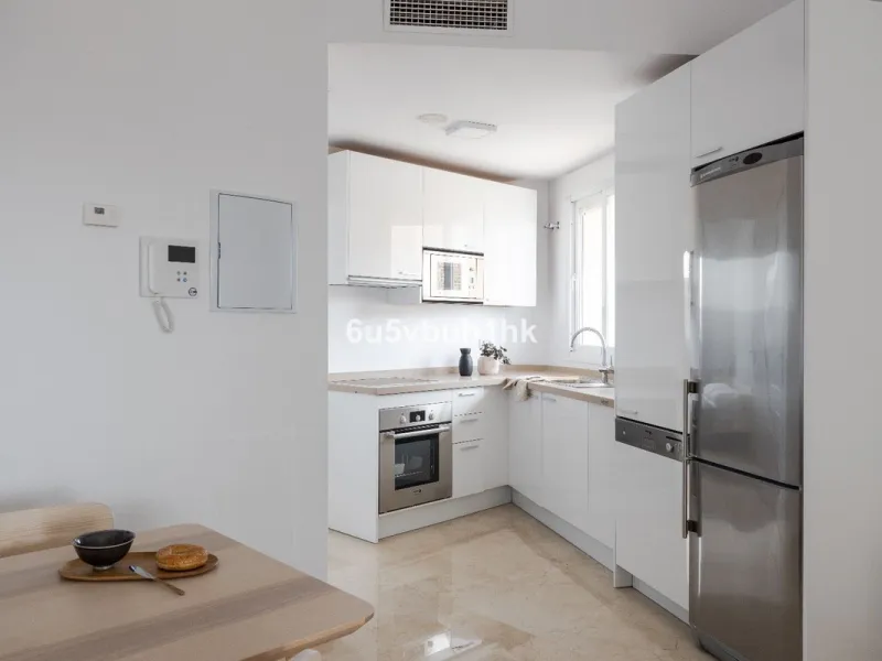 This charming one-bedroom apartment, in excellent condition and decorated in a modern style, is located in an unbeatable location, on the second line of the beach. From the interior and its spacious 23 m2 terrace, you will enjoy stunning panoramic sea vie