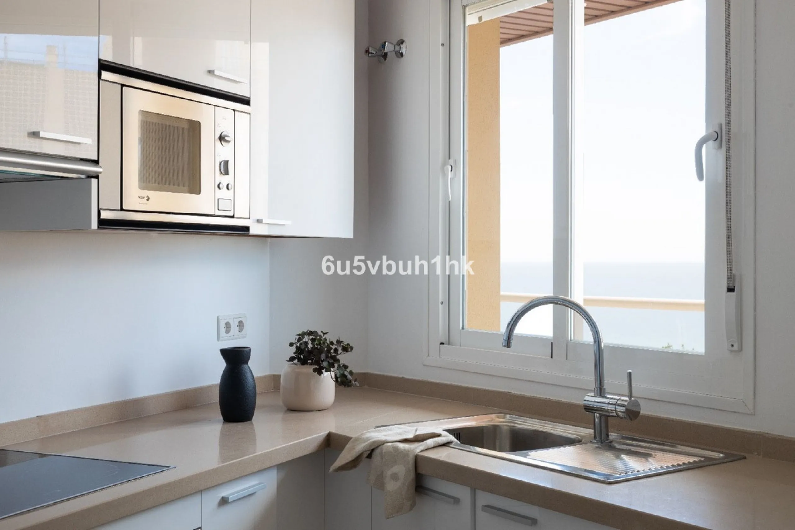 This charming one-bedroom apartment, in excellent condition and decorated in a modern style, is located in an unbeatable location, on the second line of the beach. From the interior and its spacious 23 m2 terrace, you will enjoy stunning panoramic sea vie