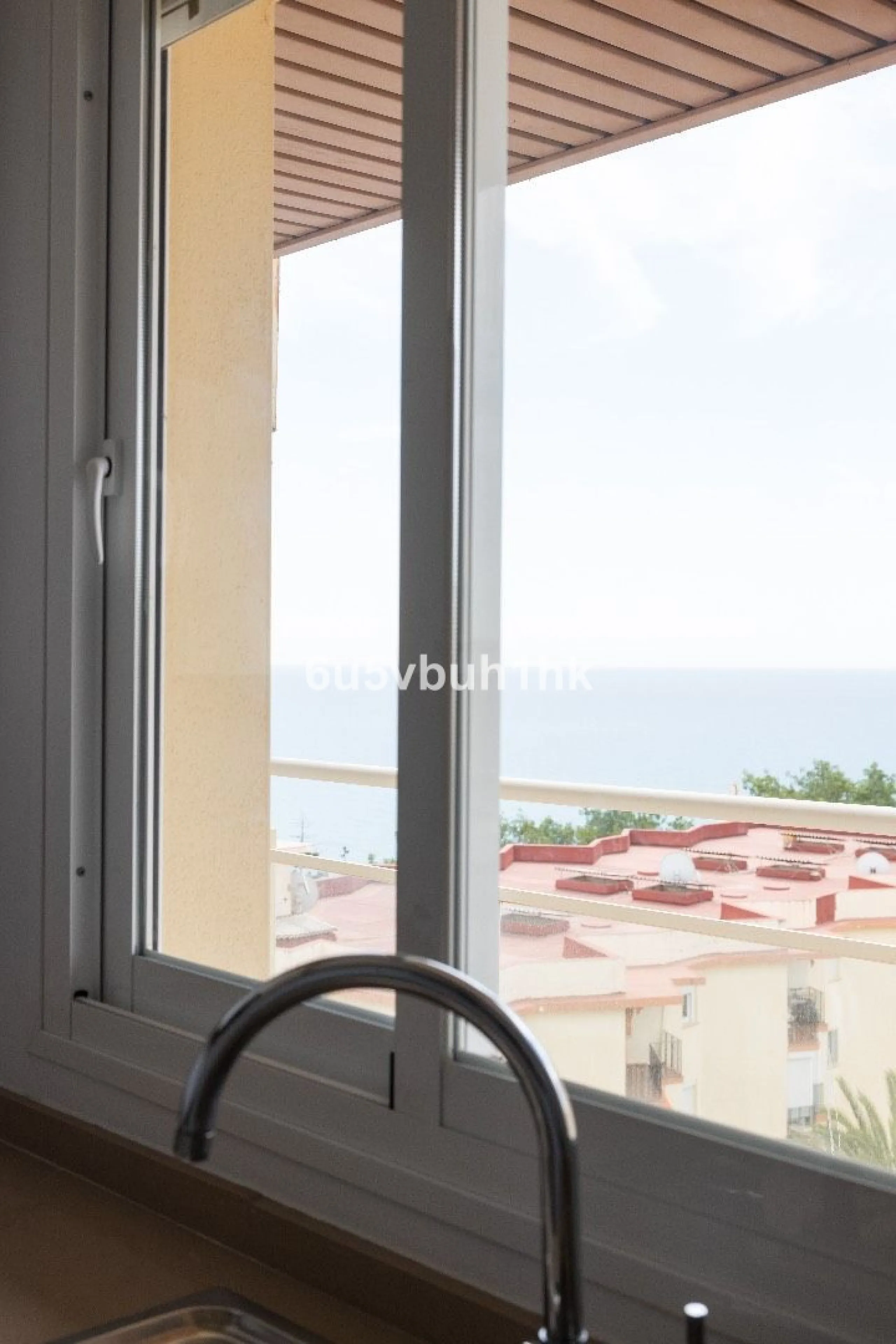 This charming one-bedroom apartment, in excellent condition and decorated in a modern style, is located in an unbeatable location, on the second line of the beach. From the interior and its spacious 23 m2 terrace, you will enjoy stunning panoramic sea vie