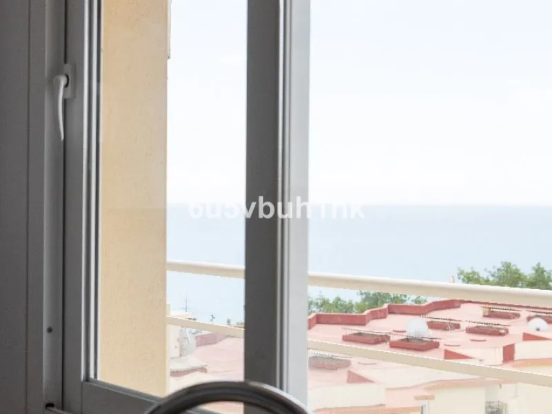 This charming one-bedroom apartment, in excellent condition and decorated in a modern style, is located in an unbeatable location, on the second line of the beach. From the interior and its spacious 23 m2 terrace, you will enjoy stunning panoramic sea vie