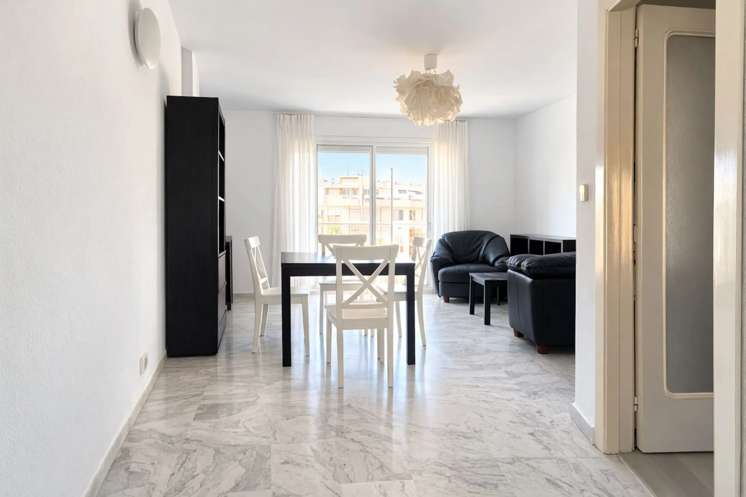 BRIGHT COASTAL APARTMENT WITH PRIVATE UNDERGROUND PARKING – ONLY 450m FROM THE BEACH