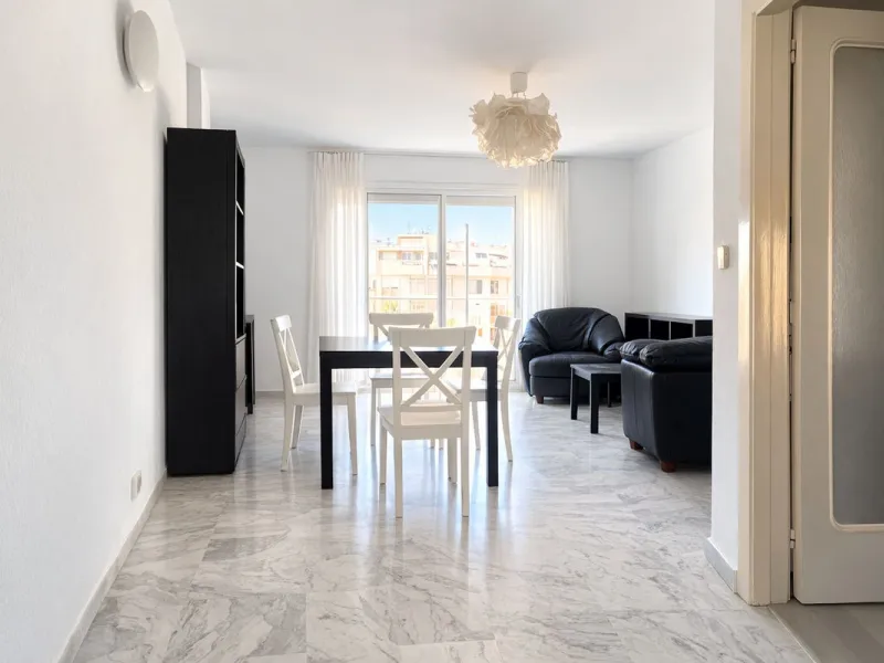 BRIGHT COASTAL APARTMENT WITH PRIVATE UNDERGROUND PARKING – ONLY 450m FROM THE BEACH