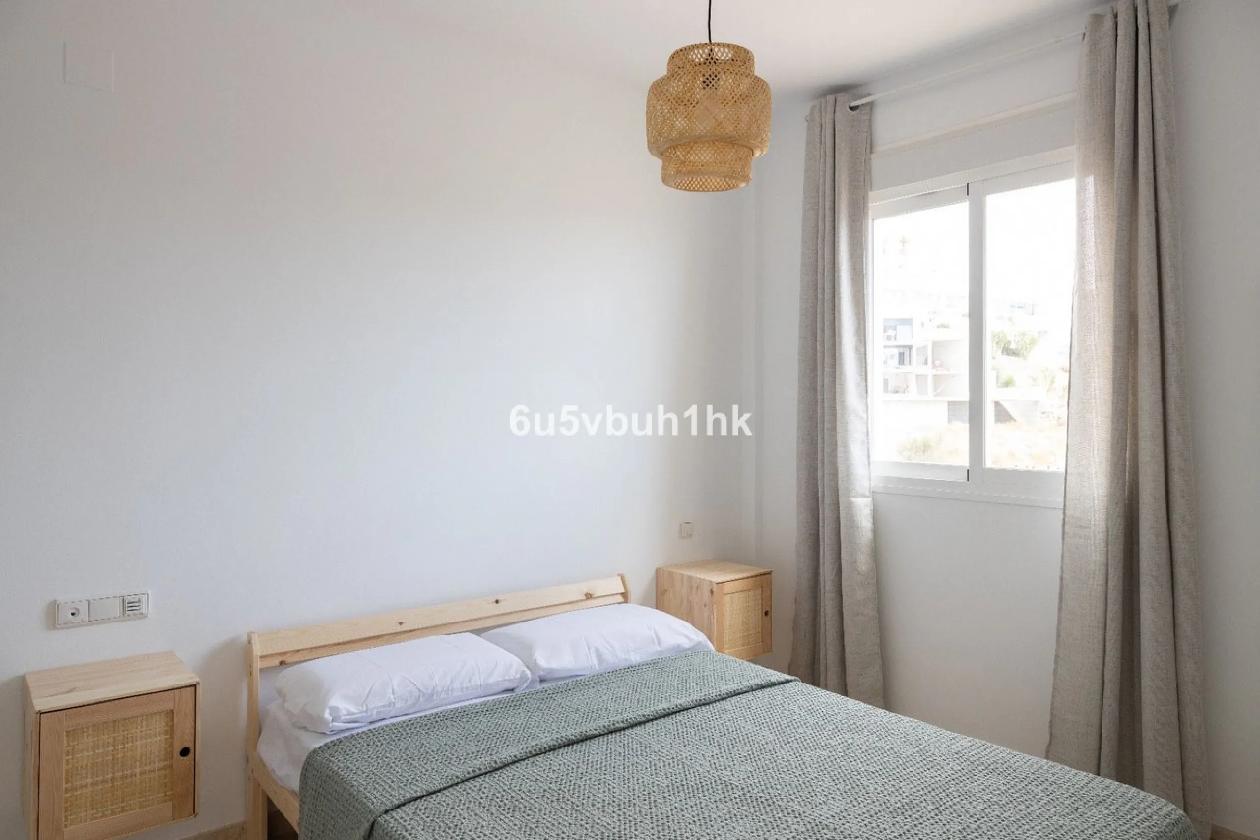 This charming one-bedroom apartment, in excellent condition and decorated in a modern style, is located in an unbeatable location, on the second line of the beach. From the interior and its spacious 23 m2 terrace, you will enjoy stunning panoramic sea vie