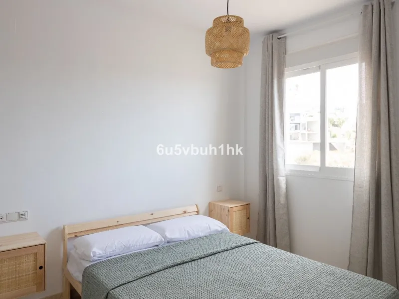 This charming one-bedroom apartment, in excellent condition and decorated in a modern style, is located in an unbeatable location, on the second line of the beach. From the interior and its spacious 23 m2 terrace, you will enjoy stunning panoramic sea vie
