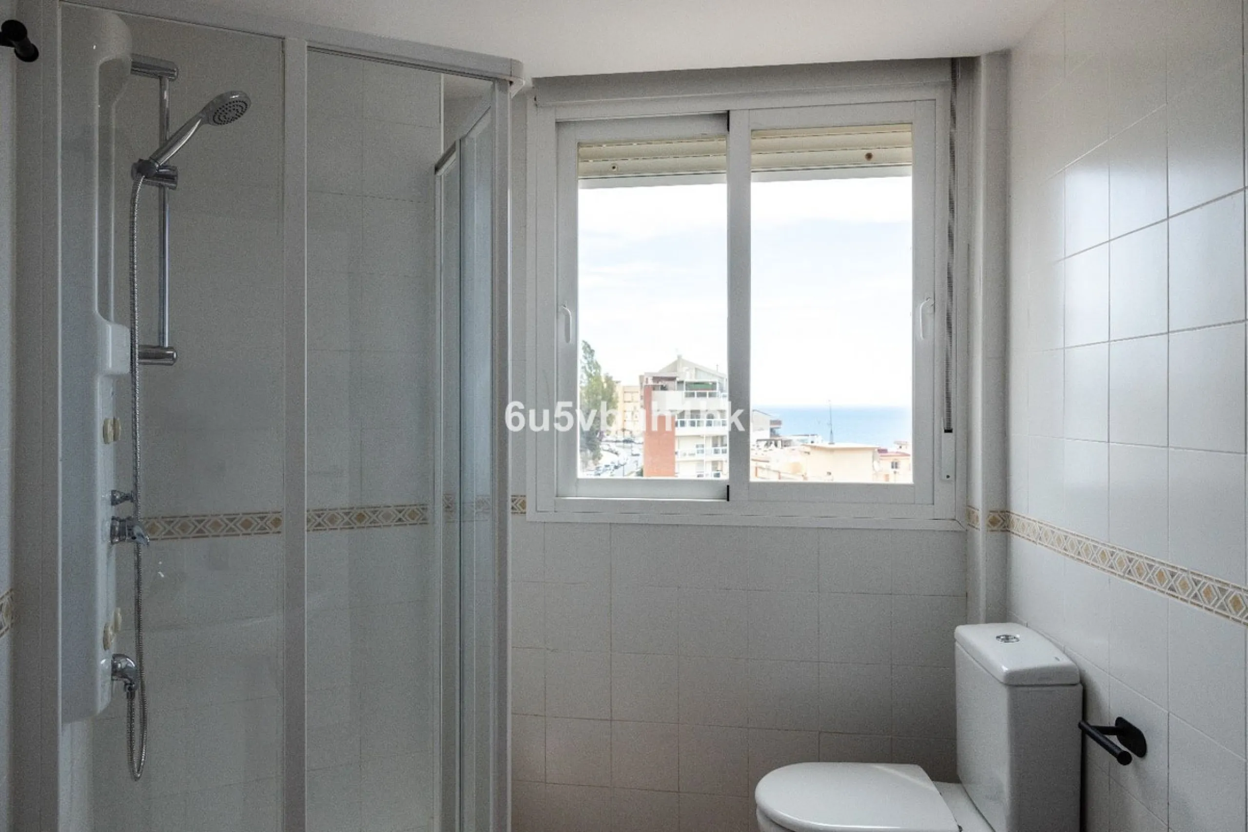 This charming one-bedroom apartment, in excellent condition and decorated in a modern style, is located in an unbeatable location, on the second line of the beach. From the interior and its spacious 23 m2 terrace, you will enjoy stunning panoramic sea vie