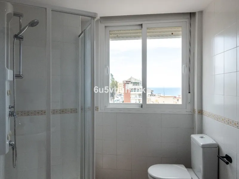 This charming one-bedroom apartment, in excellent condition and decorated in a modern style, is located in an unbeatable location, on the second line of the beach. From the interior and its spacious 23 m2 terrace, you will enjoy stunning panoramic sea vie