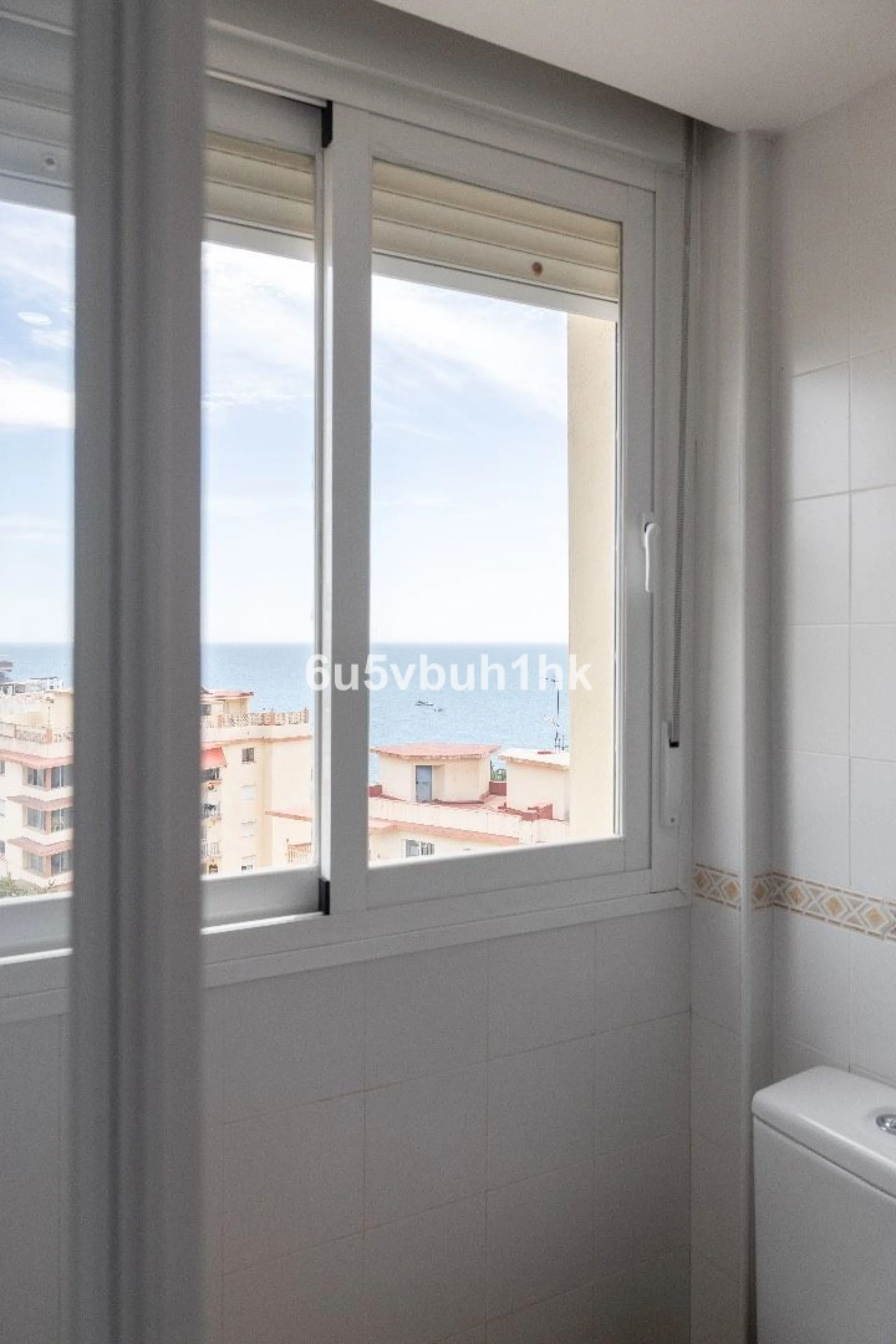 This charming one-bedroom apartment, in excellent condition and decorated in a modern style, is located in an unbeatable location, on the second line of the beach. From the interior and its spacious 23 m2 terrace, you will enjoy stunning panoramic sea vie