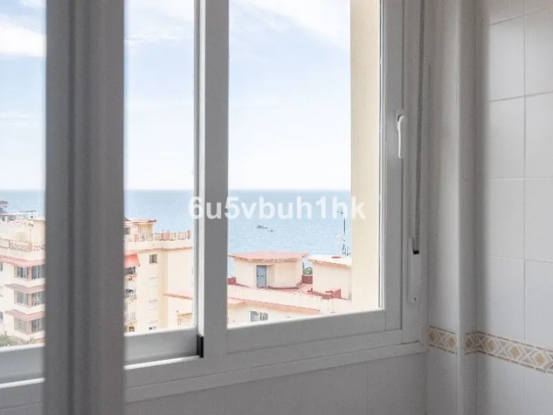 This charming one-bedroom apartment, in excellent condition and decorated in a modern style, is located in an unbeatable location, on the second line of the beach. From the interior and its spacious 23 m2 terrace, you will enjoy stunning panoramic sea vie
