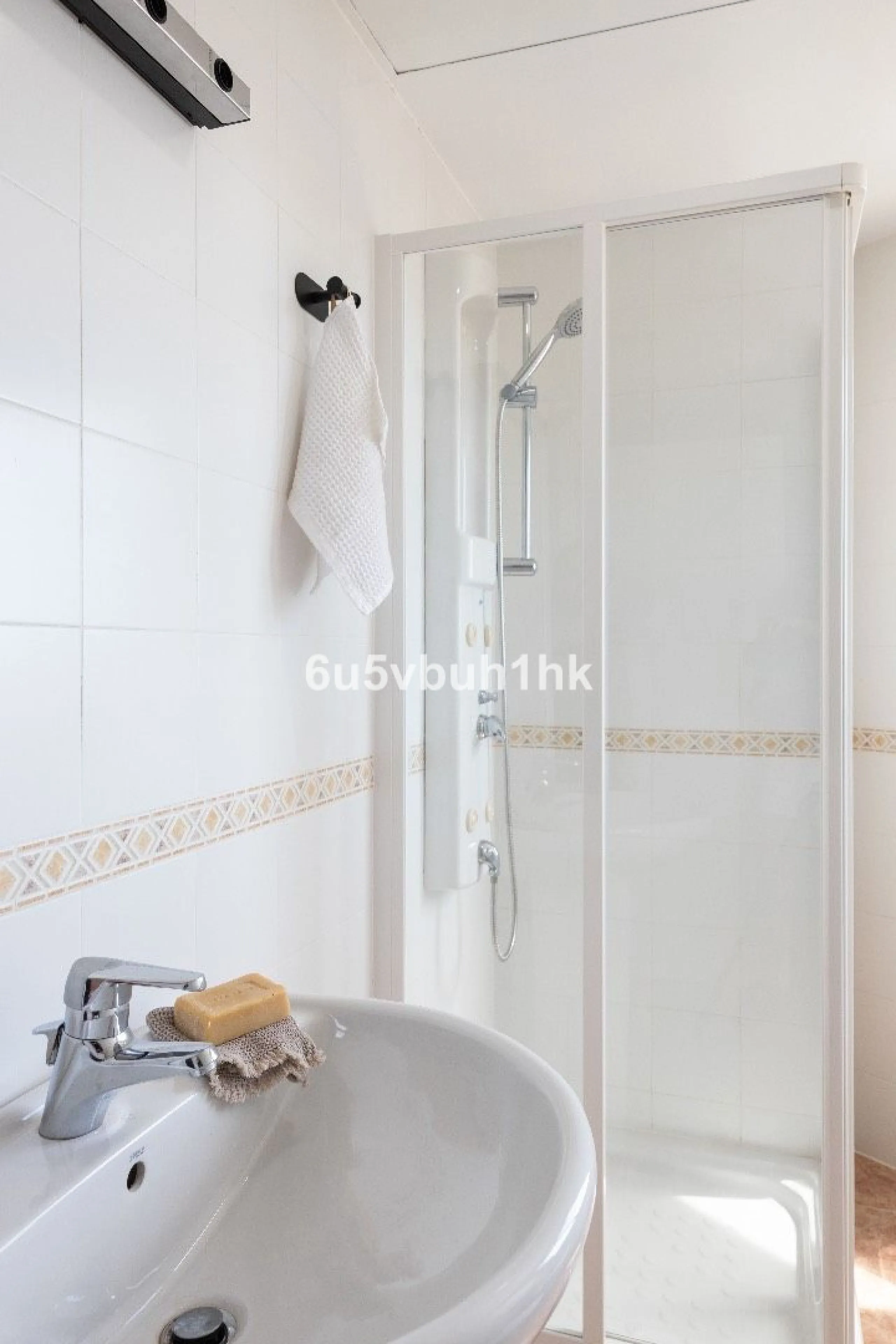 This charming one-bedroom apartment, in excellent condition and decorated in a modern style, is located in an unbeatable location, on the second line of the beach. From the interior and its spacious 23 m2 terrace, you will enjoy stunning panoramic sea vie