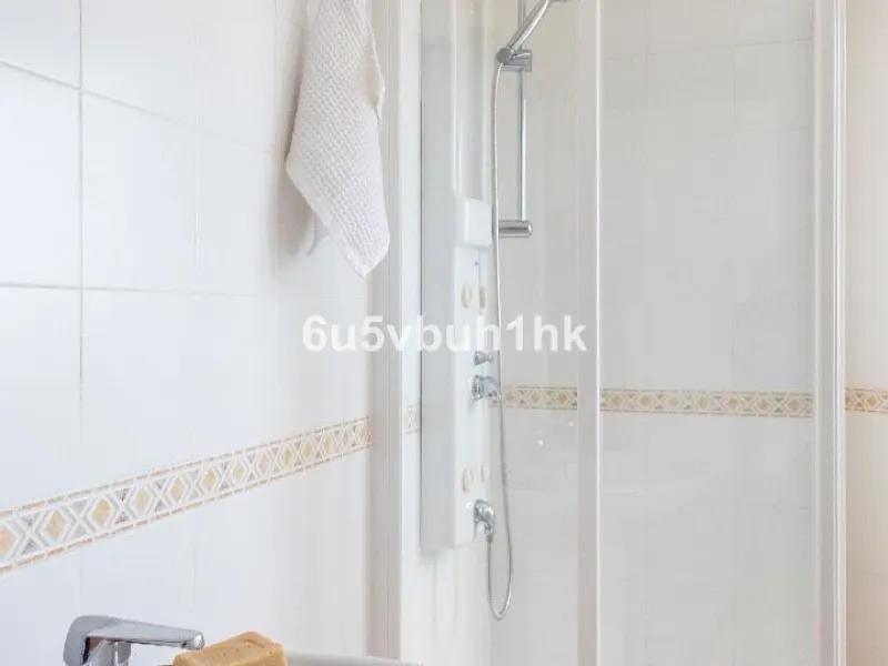 This charming one-bedroom apartment, in excellent condition and decorated in a modern style, is located in an unbeatable location, on the second line of the beach. From the interior and its spacious 23 m2 terrace, you will enjoy stunning panoramic sea vie