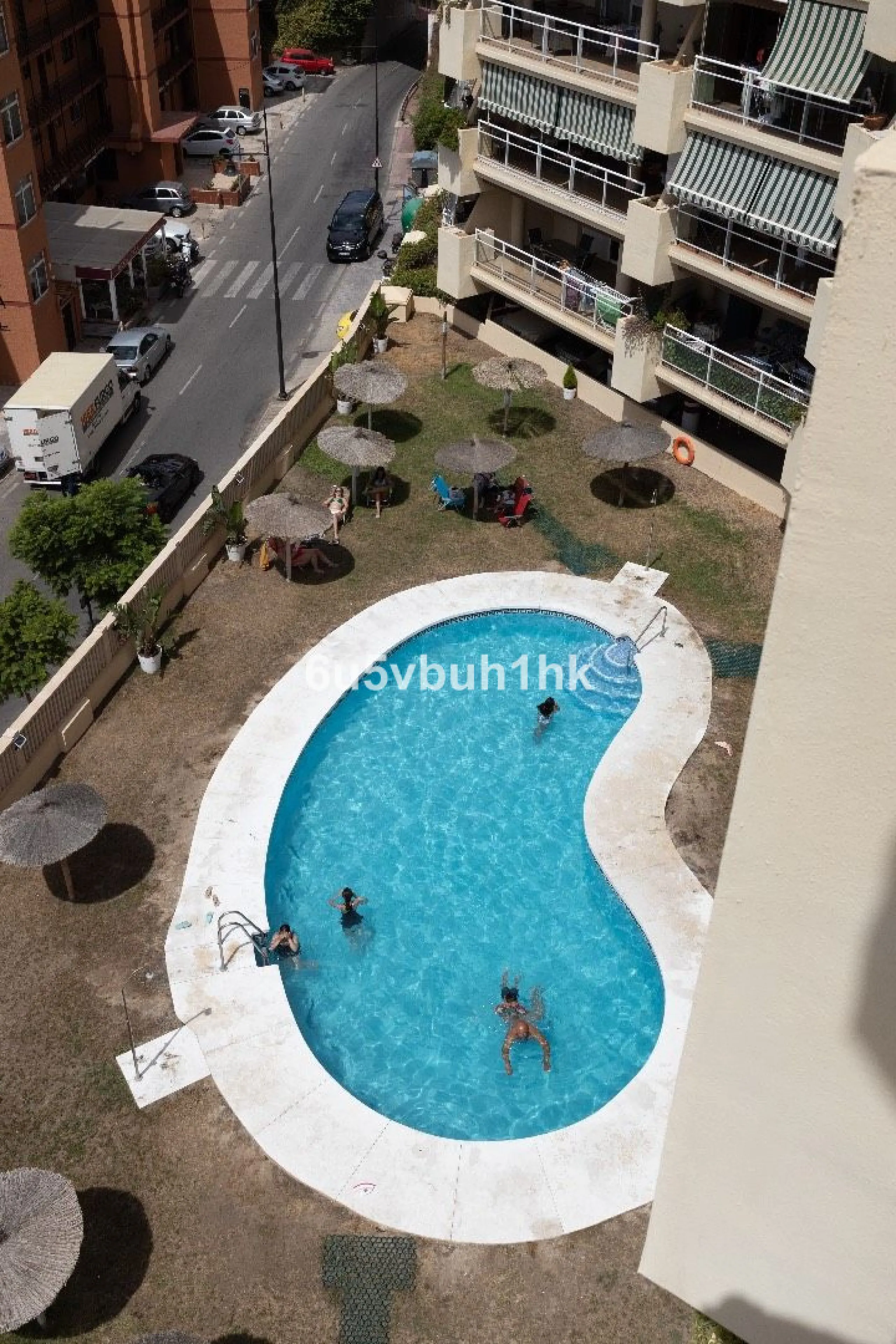 This charming one-bedroom apartment, in excellent condition and decorated in a modern style, is located in an unbeatable location, on the second line of the beach. From the interior and its spacious 23 m2 terrace, you will enjoy stunning panoramic sea vie