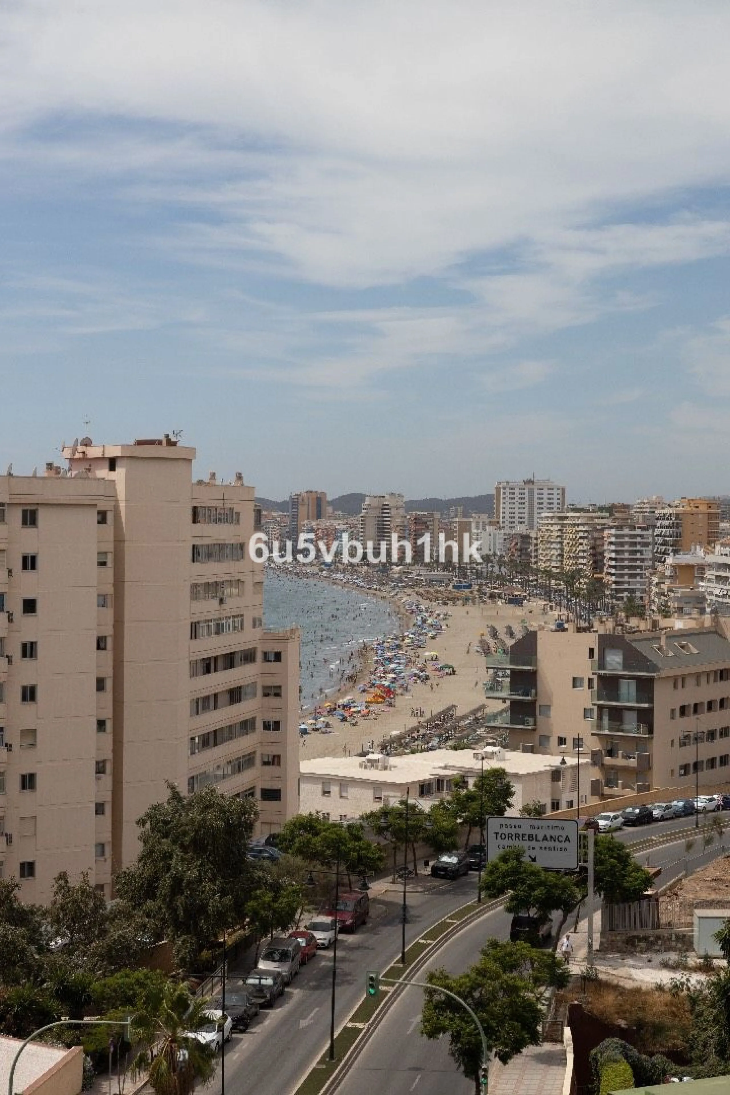 This charming one-bedroom apartment, in excellent condition and decorated in a modern style, is located in an unbeatable location, on the second line of the beach. From the interior and its spacious 23 m2 terrace, you will enjoy stunning panoramic sea vie