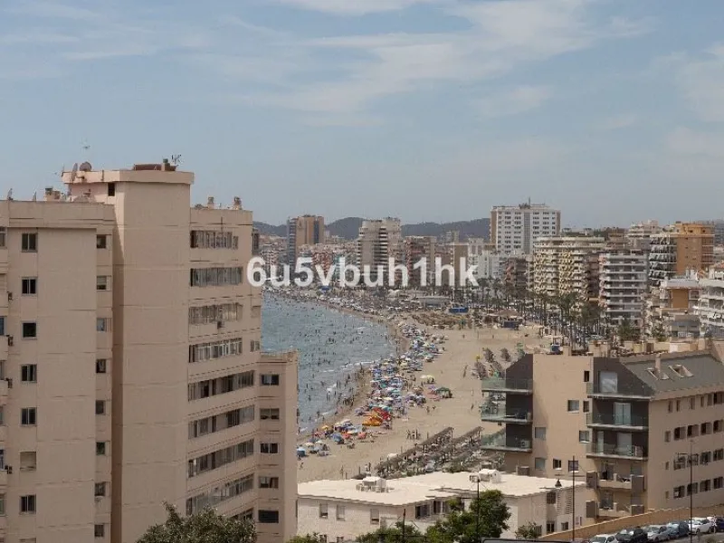This charming one-bedroom apartment, in excellent condition and decorated in a modern style, is located in an unbeatable location, on the second line of the beach. From the interior and its spacious 23 m2 terrace, you will enjoy stunning panoramic sea vie