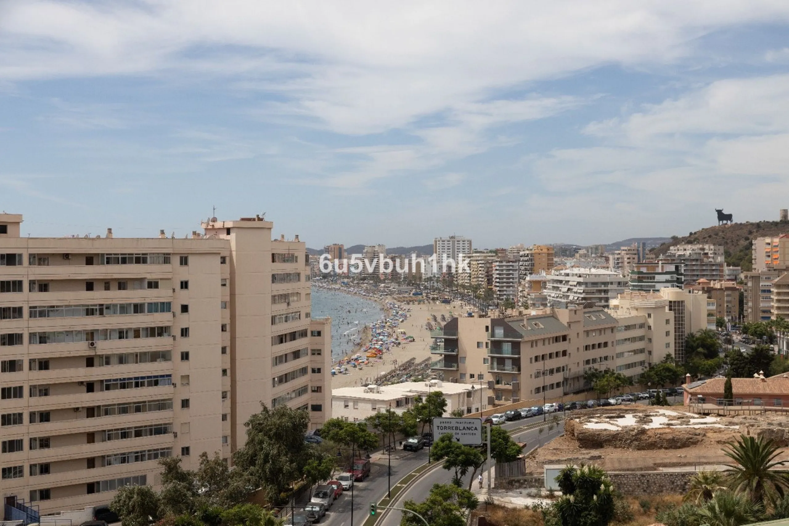 This charming one-bedroom apartment, in excellent condition and decorated in a modern style, is located in an unbeatable location, on the second line of the beach. From the interior and its spacious 23 m2 terrace, you will enjoy stunning panoramic sea vie