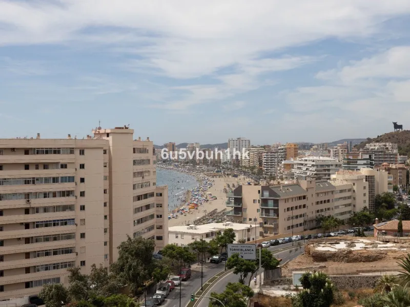 This charming one-bedroom apartment, in excellent condition and decorated in a modern style, is located in an unbeatable location, on the second line of the beach. From the interior and its spacious 23 m2 terrace, you will enjoy stunning panoramic sea vie