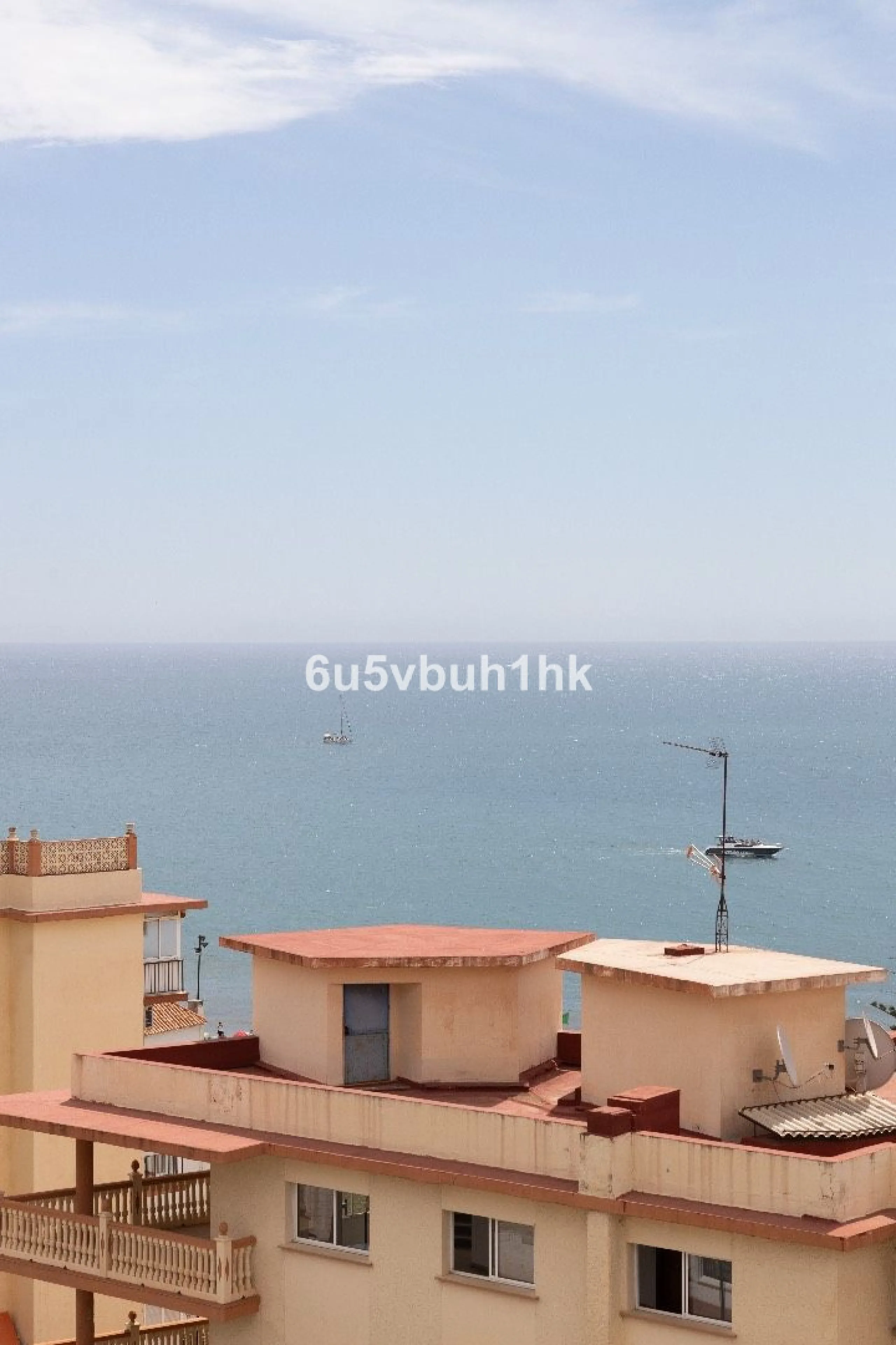 This charming one-bedroom apartment, in excellent condition and decorated in a modern style, is located in an unbeatable location, on the second line of the beach. From the interior and its spacious 23 m2 terrace, you will enjoy stunning panoramic sea vie