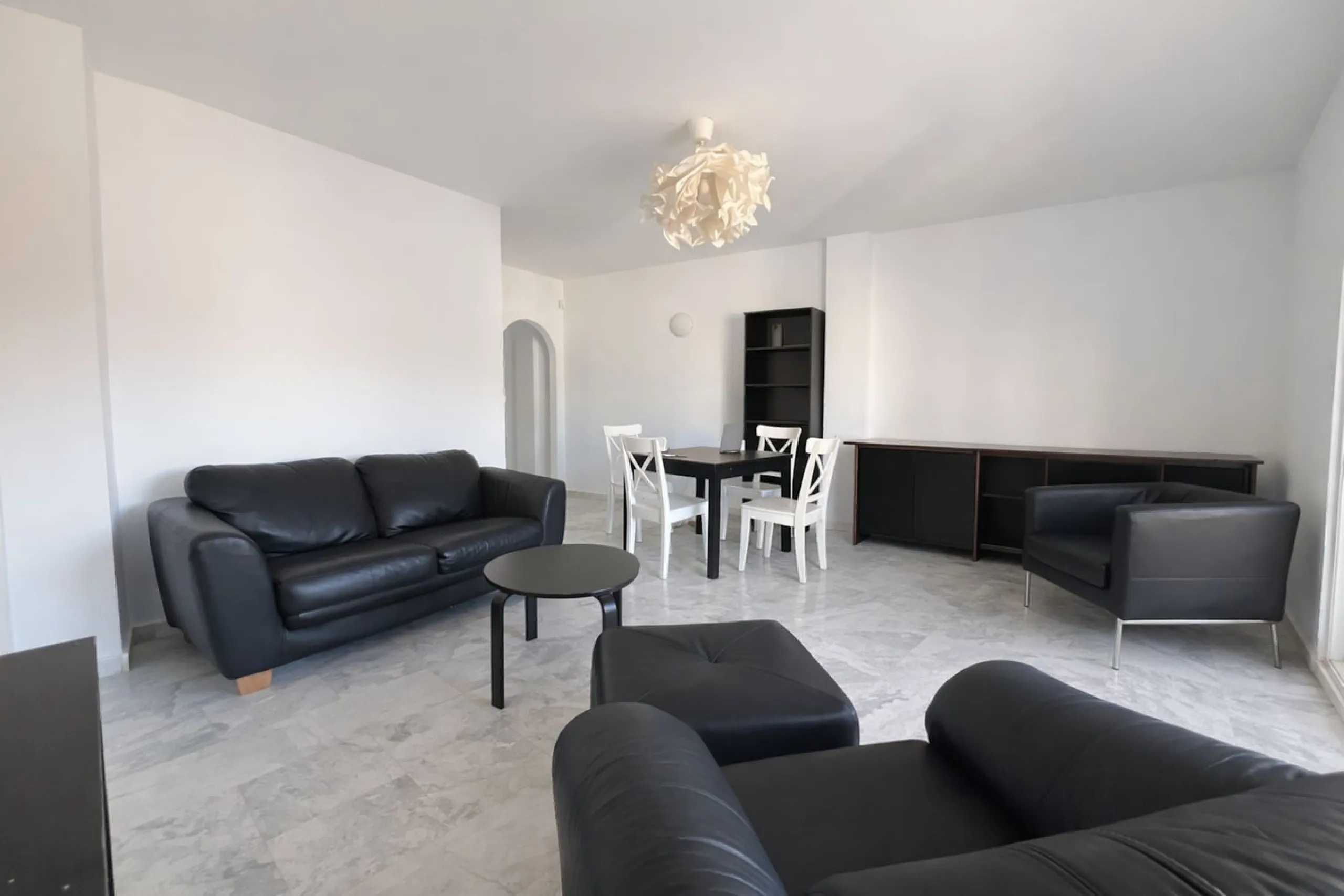 BRIGHT COASTAL APARTMENT WITH PRIVATE UNDERGROUND PARKING – ONLY 450m FROM THE BEACH