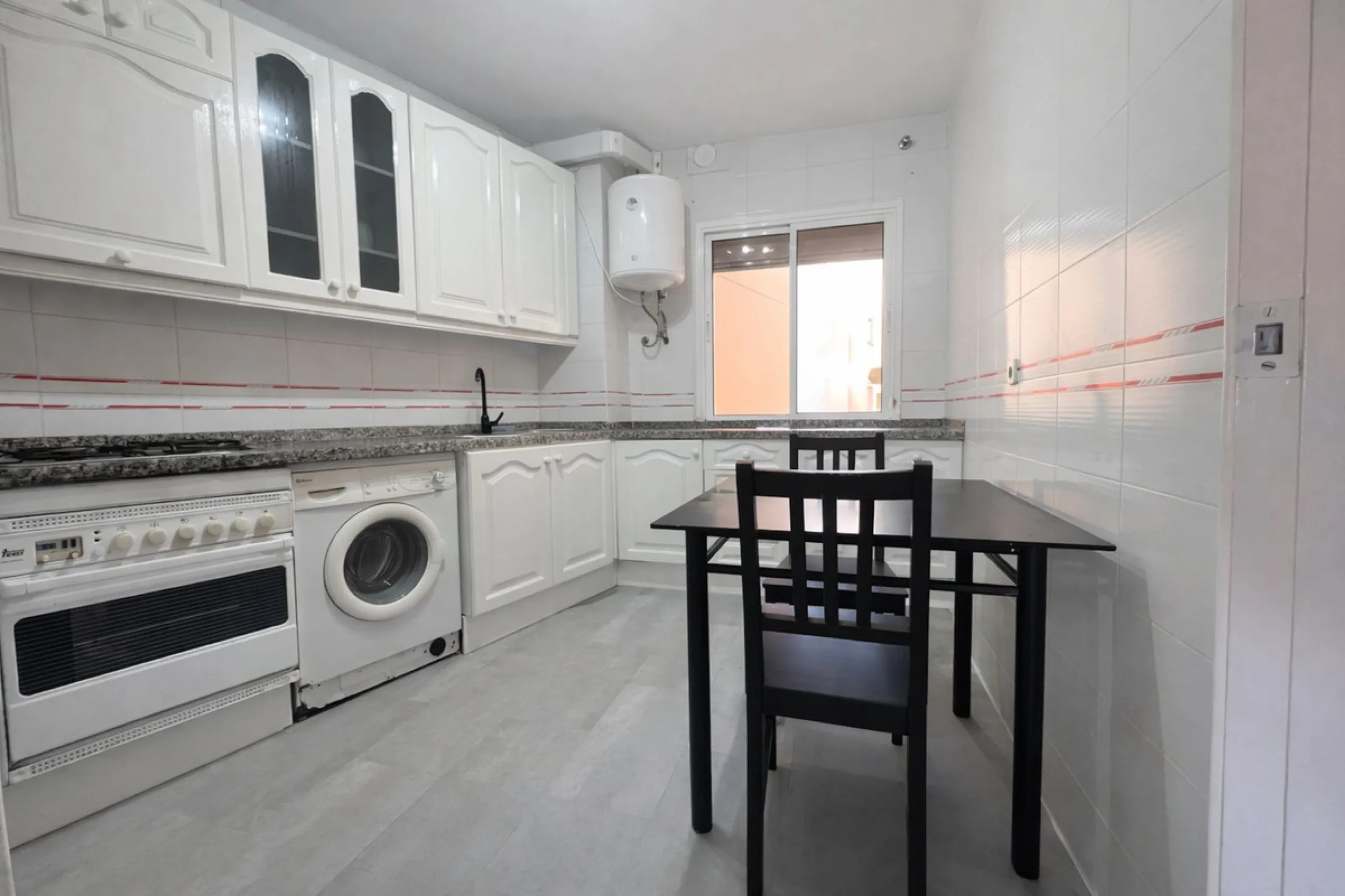 BRIGHT COASTAL APARTMENT WITH PRIVATE UNDERGROUND PARKING – ONLY 450m FROM THE BEACH