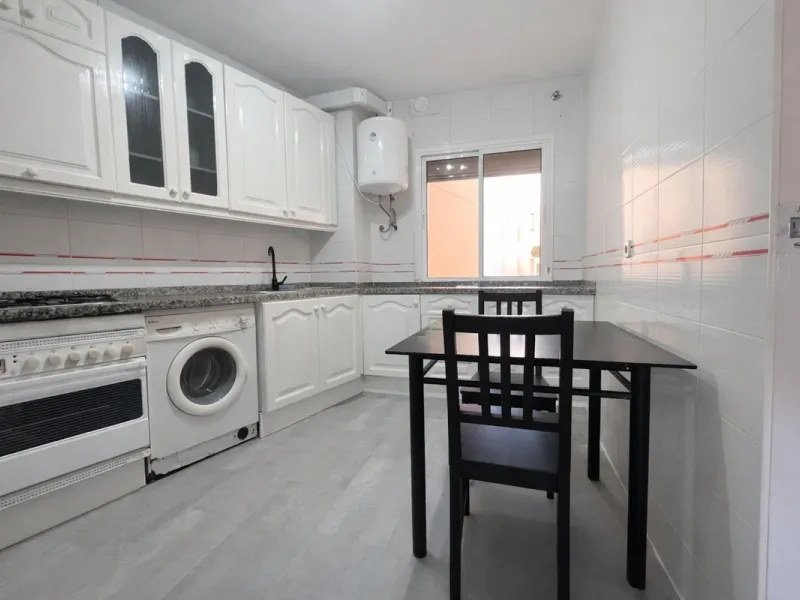 BRIGHT COASTAL APARTMENT WITH PRIVATE UNDERGROUND PARKING – ONLY 450m FROM THE BEACH