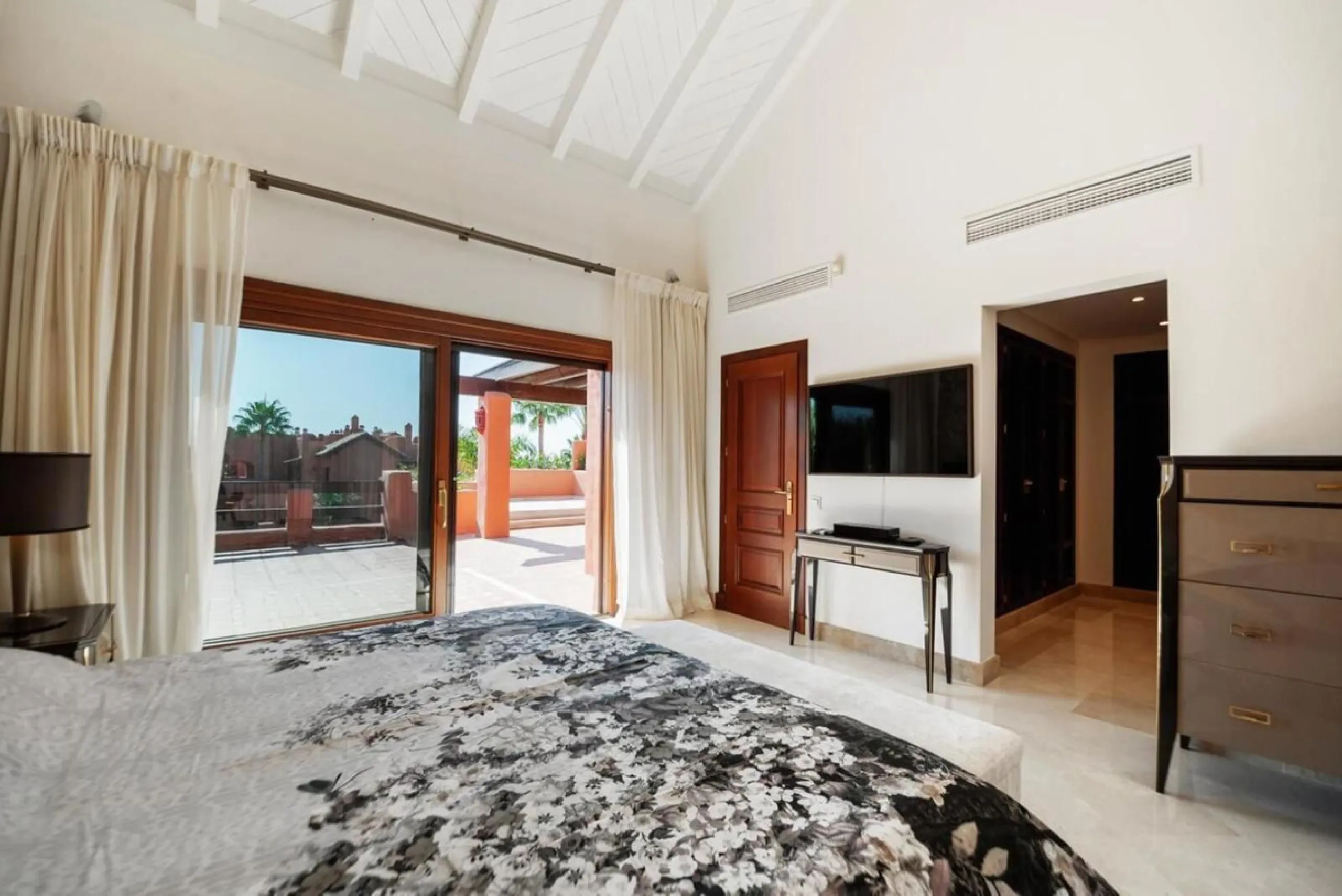Torre Bermeja is a well designed 5 star luxury beachfront complex situated in Estepona