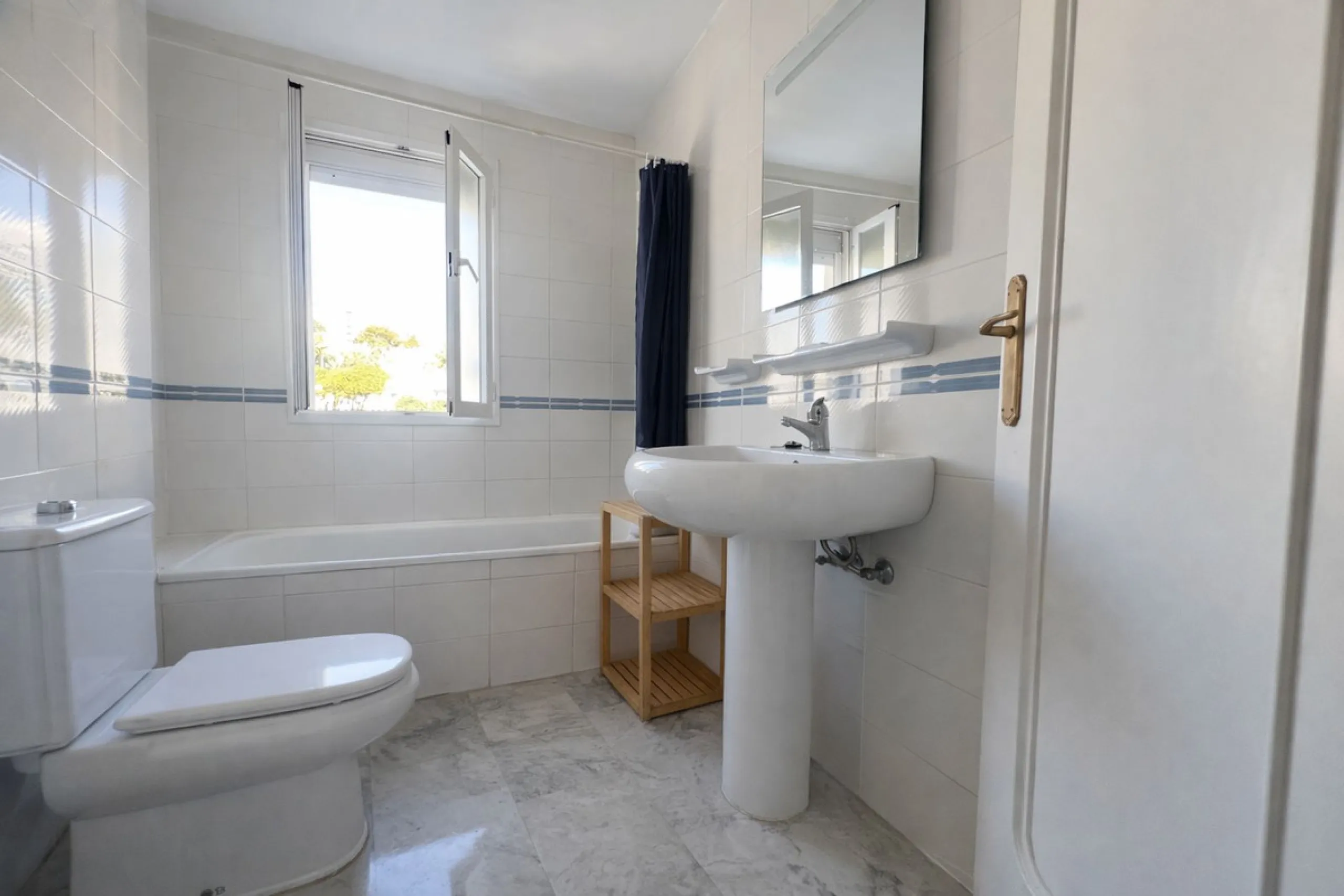 BRIGHT COASTAL APARTMENT WITH PRIVATE UNDERGROUND PARKING – ONLY 450m FROM THE BEACH