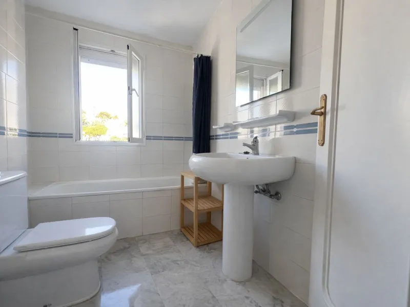 BRIGHT COASTAL APARTMENT WITH PRIVATE UNDERGROUND PARKING – ONLY 450m FROM THE BEACH