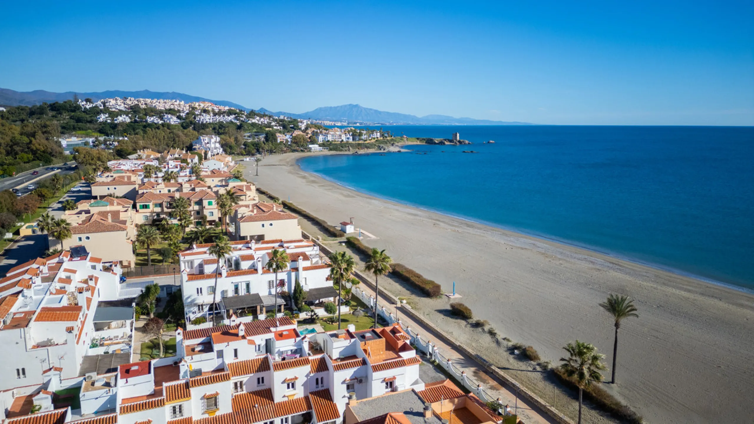 Strandnahes Stadthaus mit Meerblick bei San Luis de Sabinillas, Casares