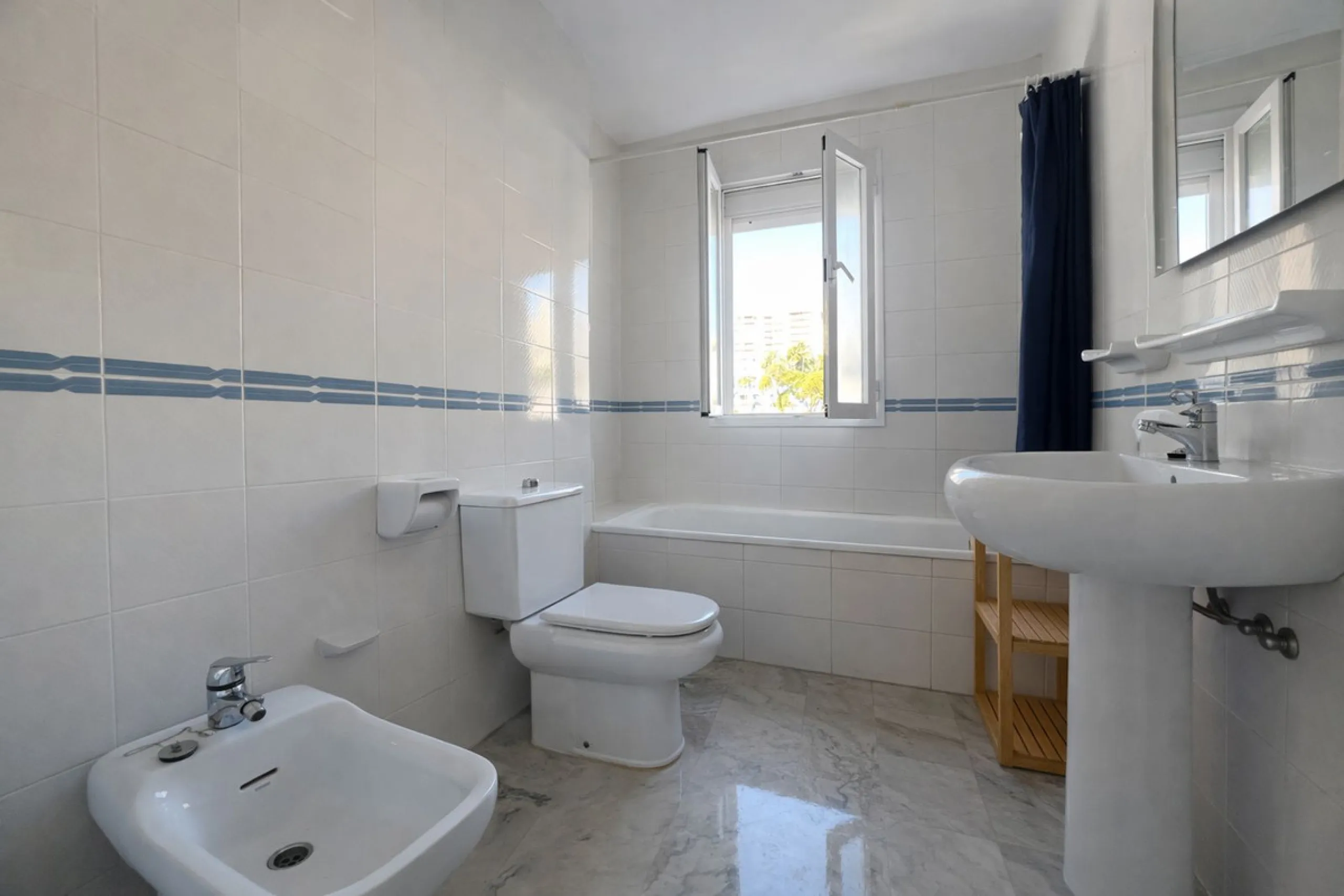 BRIGHT COASTAL APARTMENT WITH PRIVATE UNDERGROUND PARKING – ONLY 450m FROM THE BEACH