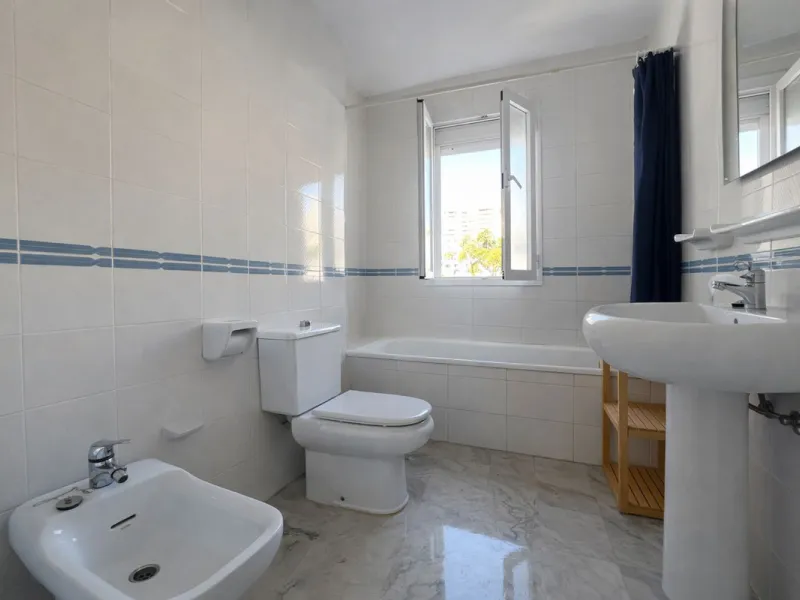 BRIGHT COASTAL APARTMENT WITH PRIVATE UNDERGROUND PARKING – ONLY 450m FROM THE BEACH