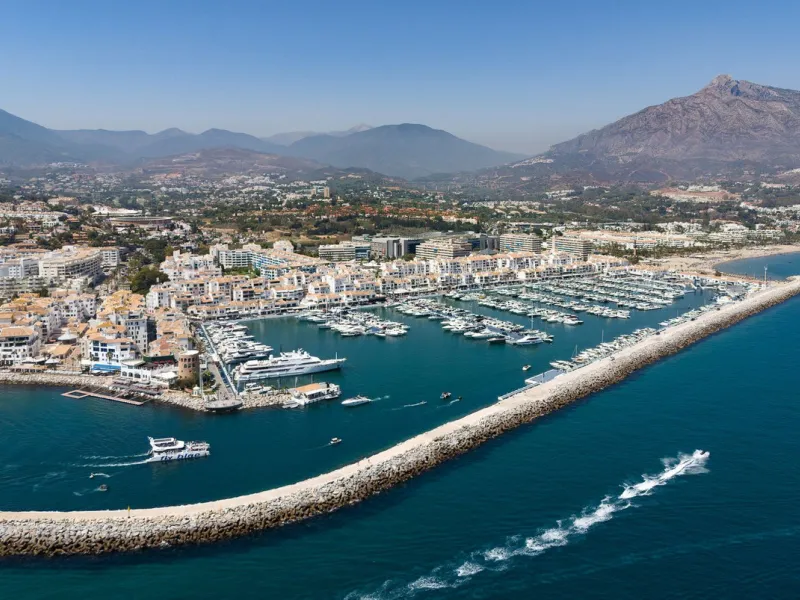 This luxurious 2-bedroom, 2-bathroom apartment in Puerto Banús offers an exclusive living experience on the front line of the port. The contemporary design is reflected in the open-plan living and dining area, which is bathed in natural light and furnishe