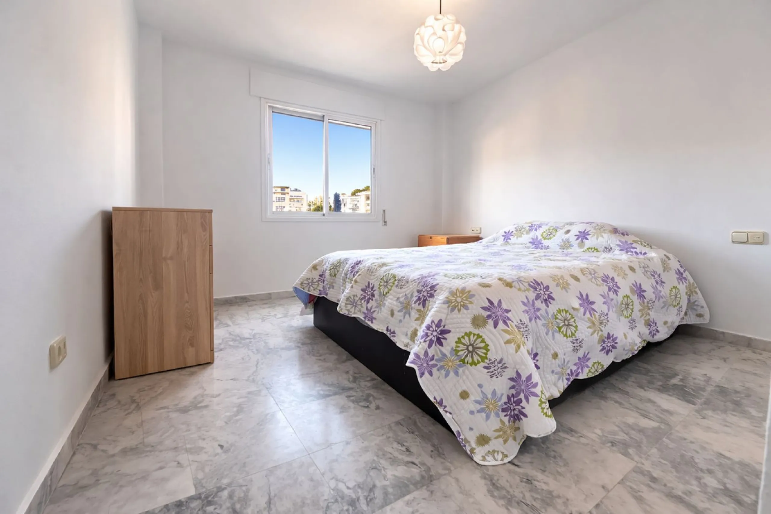 BRIGHT COASTAL APARTMENT WITH PRIVATE UNDERGROUND PARKING – ONLY 450m FROM THE BEACH