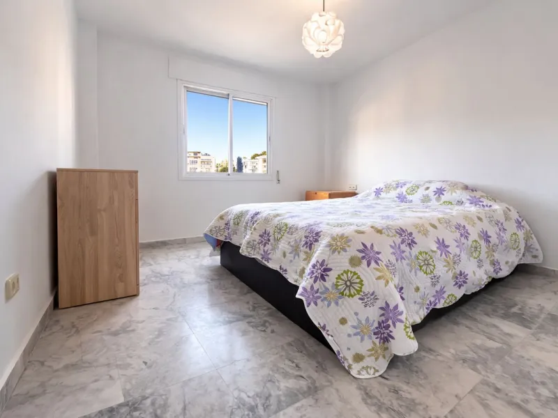 BRIGHT COASTAL APARTMENT WITH PRIVATE UNDERGROUND PARKING – ONLY 450m FROM THE BEACH