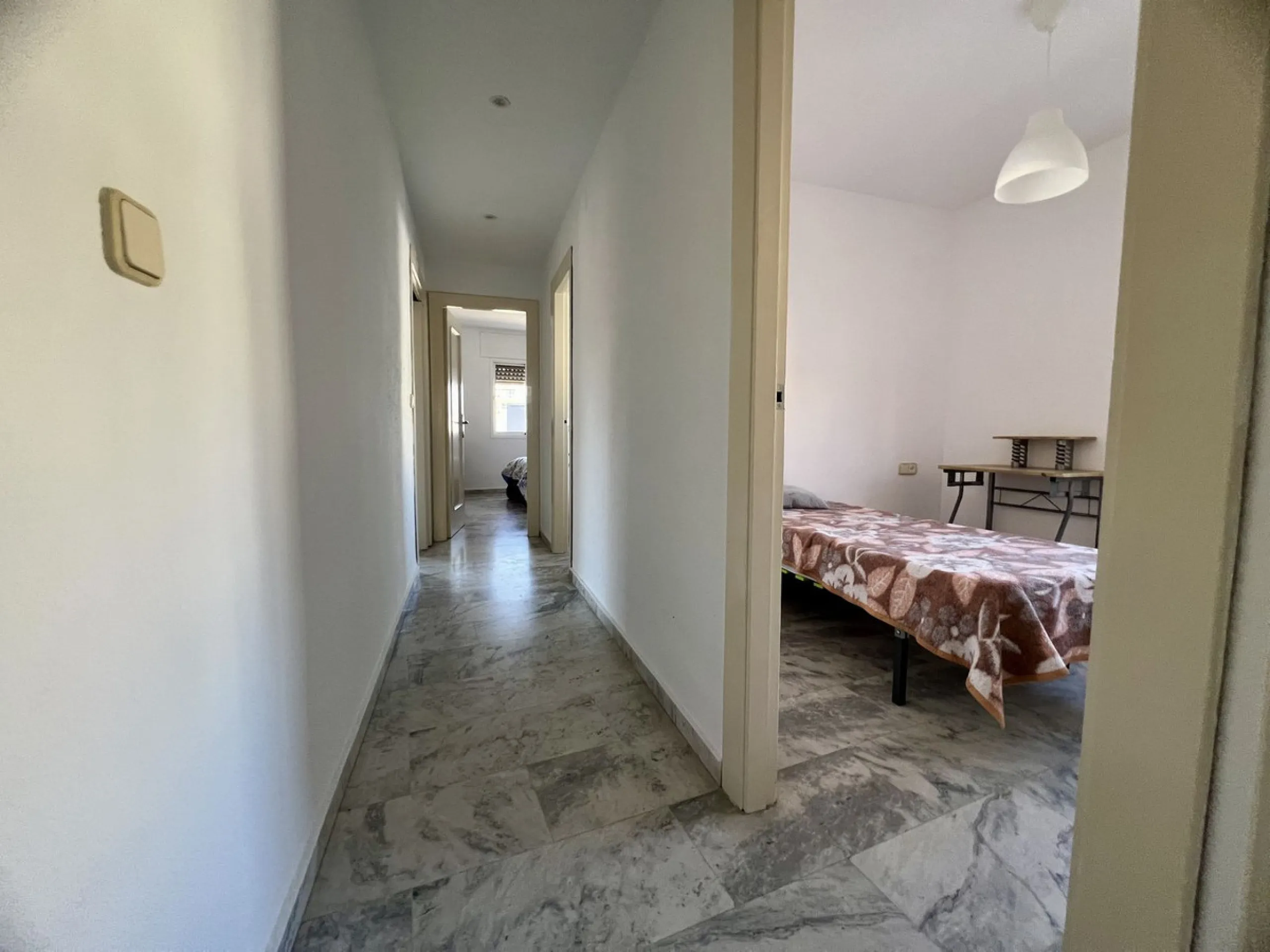 BRIGHT COASTAL APARTMENT WITH PRIVATE UNDERGROUND PARKING – ONLY 450m FROM THE BEACH