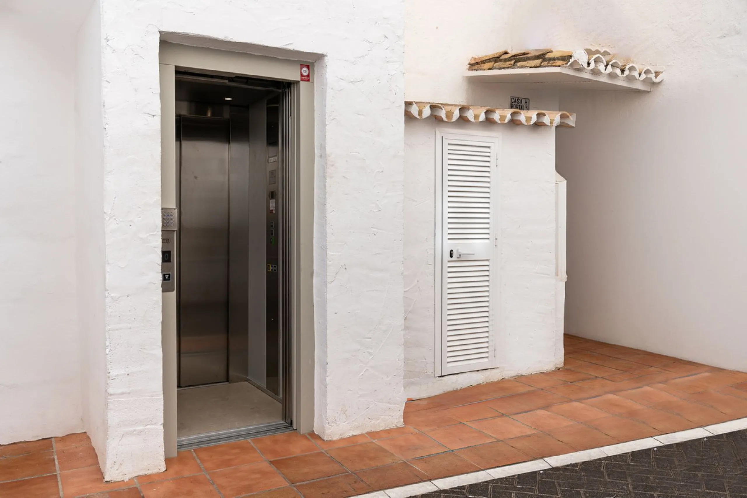 Apartment - Middle Floor Apartment в продаже в Marbella, Málaga. В доме 2 спален и 2 ванных комнат. Площадь дома 80 м²