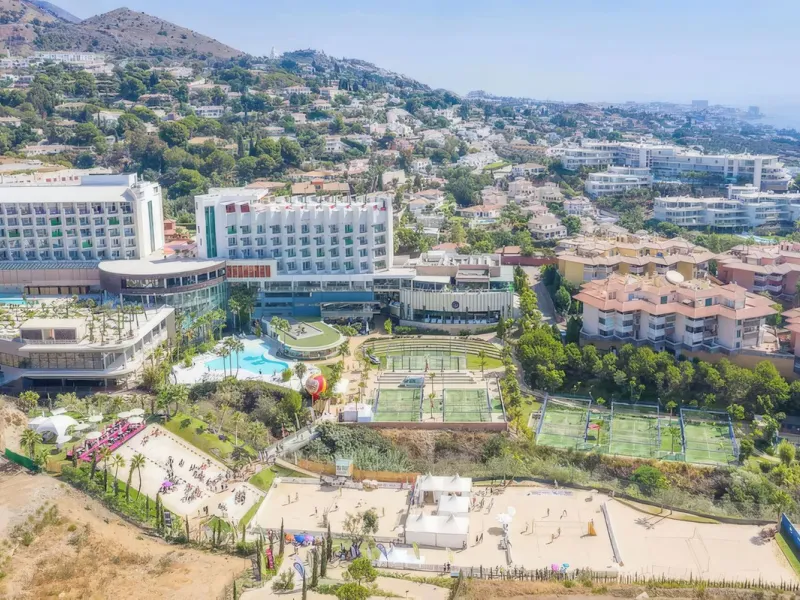 Welcome to an unparalleled opportunity for luxury living on the Costa del Sol. This stunning 3-bedroom, 3-bathroom corner garden residence, showcasing a private and garden within a prestigious gated community. As you step inside, you'll be greeted by a sp