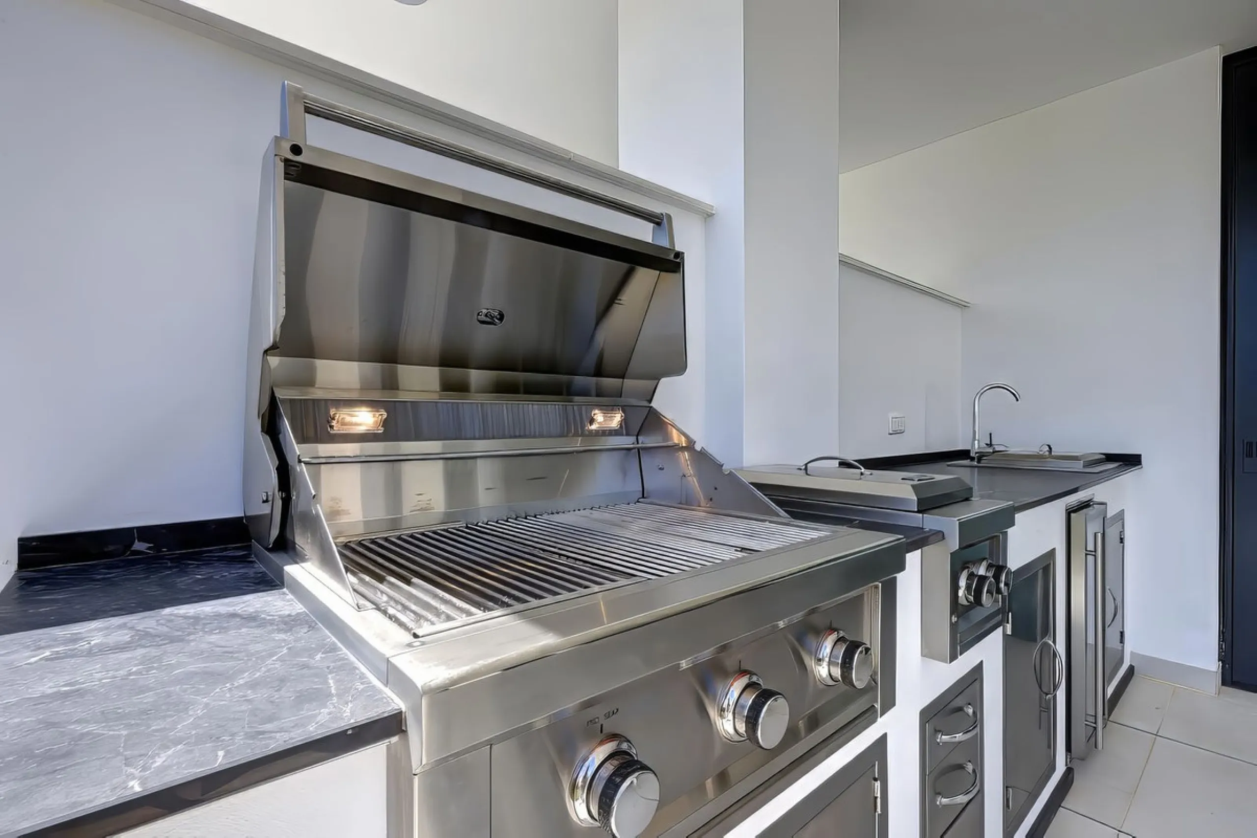 Welcome to an unparalleled opportunity for luxury living on the Costa del Sol. This stunning 3-bedroom, 3-bathroom corner garden residence, showcasing a private and garden within a prestigious gated community. As you step inside, you'll be greeted by a sp
