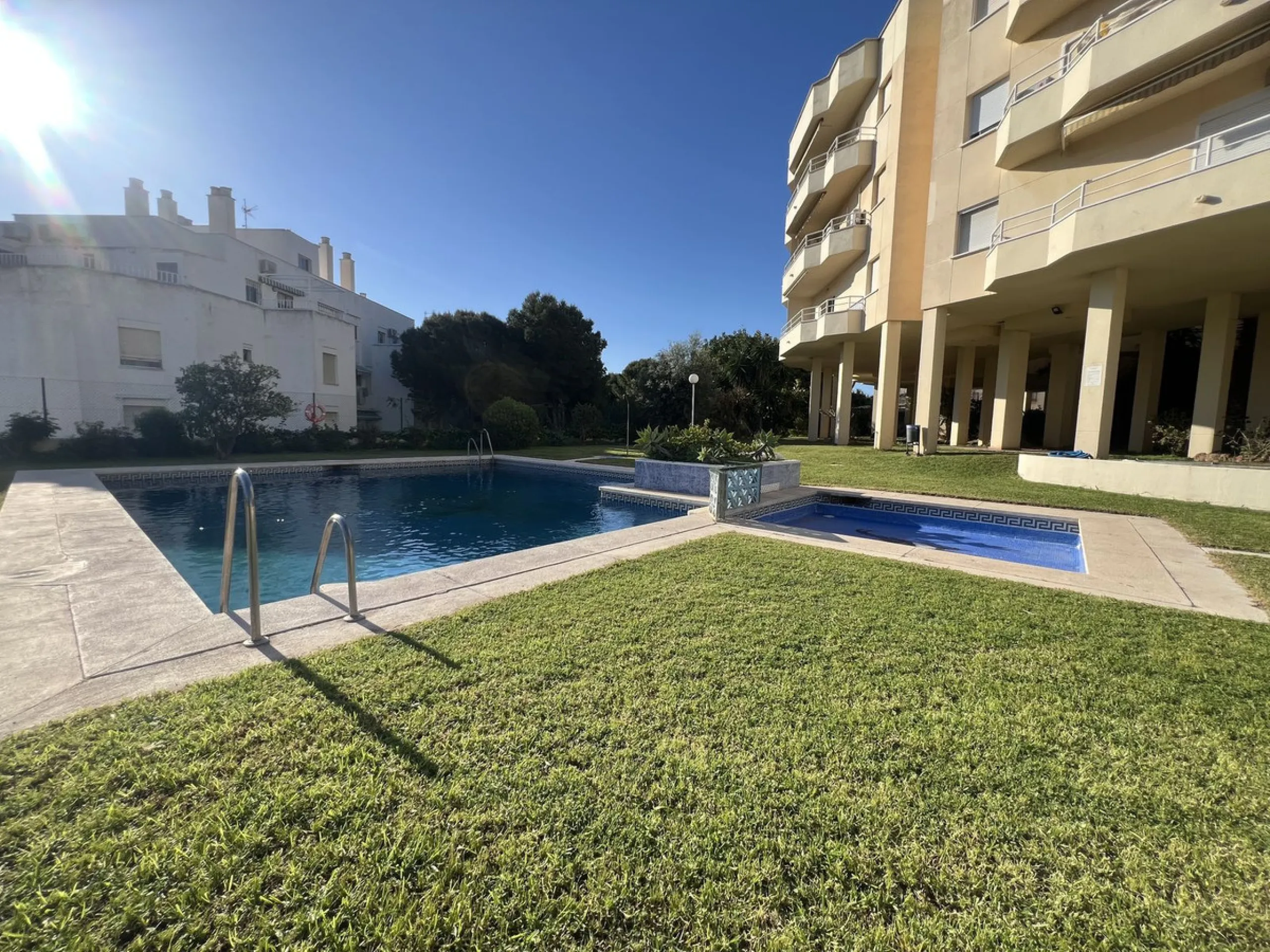 BRIGHT COASTAL APARTMENT WITH PRIVATE UNDERGROUND PARKING – ONLY 450m FROM THE BEACH