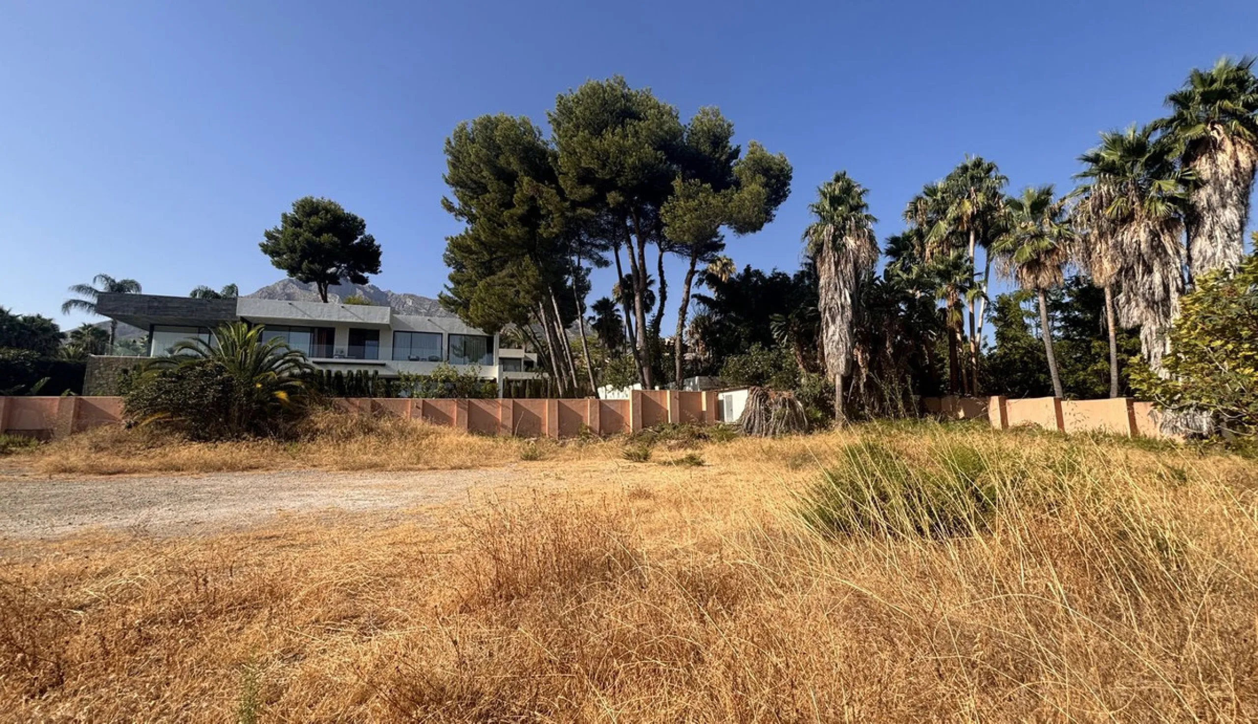 Plot with bulding licence  in Urbanization Rocio de Nagueles, strategically located in the heart of Marbella's Golden Mile, offering wonderful views of both the sea and the mountains.
