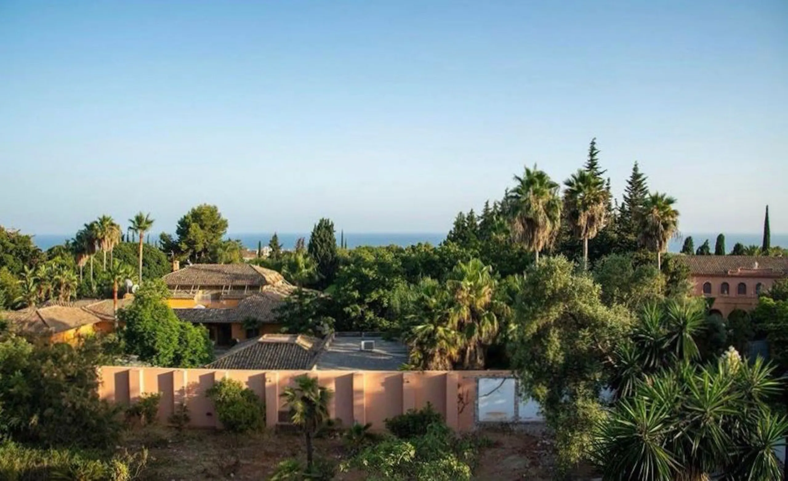 Plot with bulding licence  in Urbanization Rocio de Nagueles, strategically located in the heart of Marbella's Golden Mile, offering wonderful views of both the sea and the mountains.