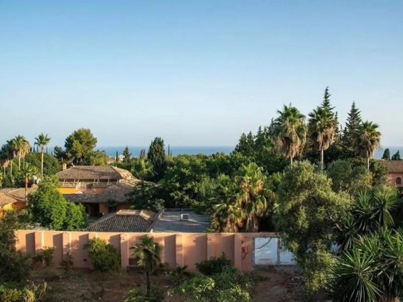 Plot with bulding licence  in Urbanization Rocio de Nagueles, strategically located in the heart of Marbella's Golden Mile, offering wonderful views of both the sea and the mountains.
