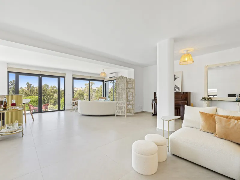This west-facing villa boasts a modern design and is ideally situated next to the Guadalmina Golf Course. The property, spans two levels, offers privacy, convenience, and ample space for a large family.