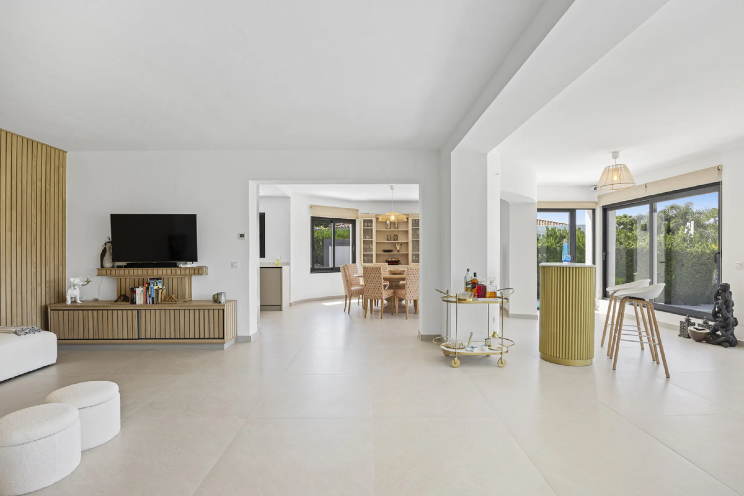 This west-facing villa boasts a modern design and is ideally situated next to the Guadalmina Golf Course. The property, spans two levels, offers privacy, convenience, and ample space for a large family.