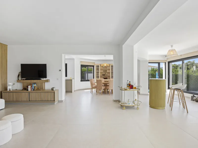 This west-facing villa boasts a modern design and is ideally situated next to the Guadalmina Golf Course. The property, spans two levels, offers privacy, convenience, and ample space for a large family.