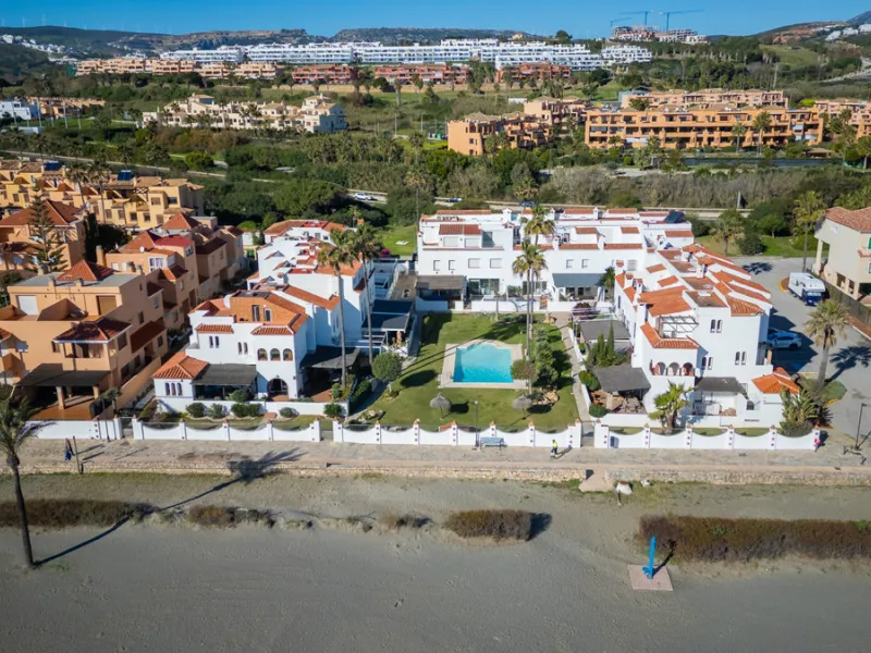 Strandnahes Stadthaus mit Meerblick bei San Luis de Sabinillas, Casares