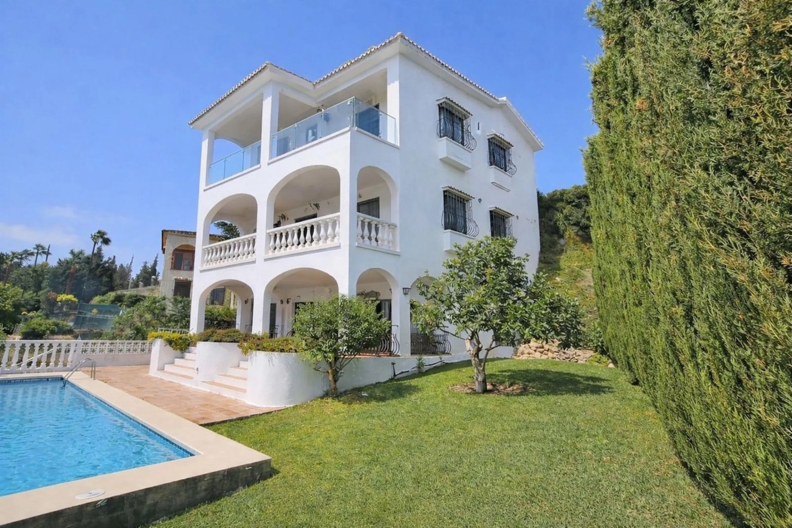 House - Detached Villa в продаже в Mijas, Málaga. В доме 4 спален и 4 ванных комнат. Площадь дома 377 м². Площадь участка 1220 м²
